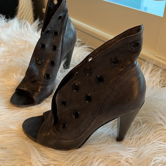 Black peep toe heels. - Picture 2 of 8